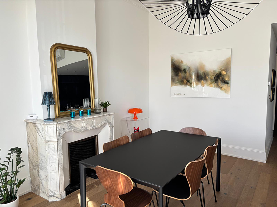 Tableau abstrait noir or et blanc sur métal avec vernis lumineux et glossy dans sejour contemporain